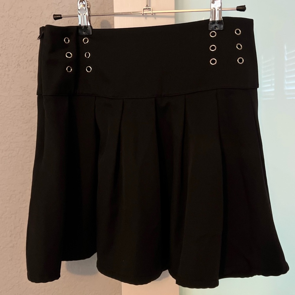 Romwe Black Pleated Mini Skirt size small with grommets Zipper side